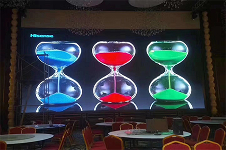 酒店安裝全彩led顯示屏?xí)惺裁春锰幠兀? />
								</dt>
								<dd>
									<h3>酒店安裝全彩led顯示屏?xí)惺裁春锰幠兀?/h3>
									<h5><span>日期：2019-11-29</span>  <span>作者：唯峰科技</span></h5>
									<p>深圳唯峰科技（13418434868）是一家集led電子屏研發(fā)、生產(chǎn)銷售于一體的led顯示屏廠家，本文主要為用戶介紹led相關(guān)產(chǎn)品技術(shù)知識以及新聞資訊</p>
									<button>查看更多 <span></span></button>
								</dd>
								<div   id=