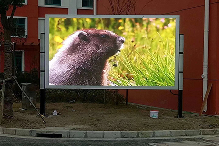 開學(xué)季，全彩LED顯示屏播報歡迎孩子們回家