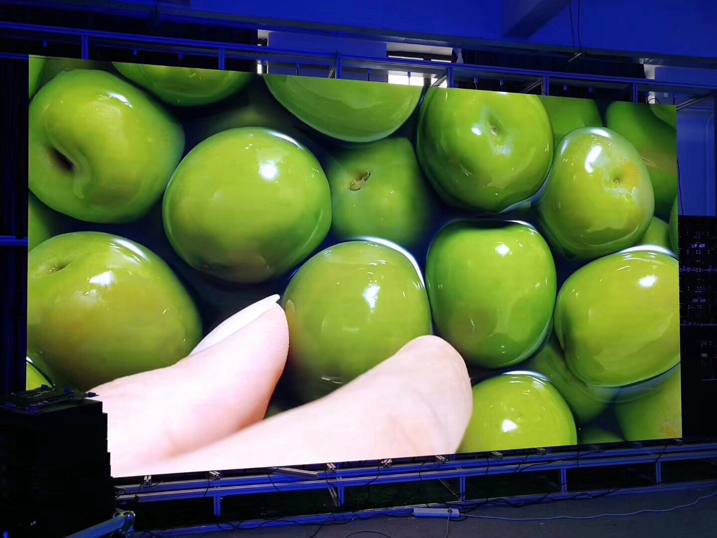 居家隔離帶動家庭影院，小間距LED顯示屏廠家發(fā)力抓住新商機