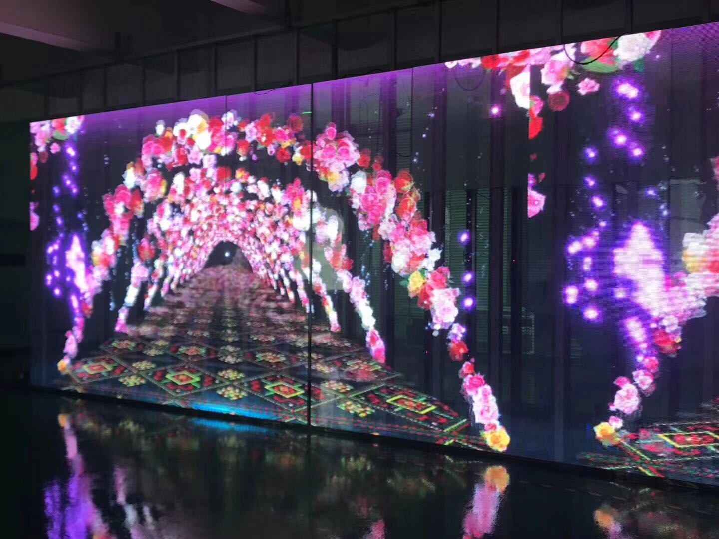 想要打造沉浸式商業(yè)體驗(yàn)，戶外LED透明屏少不了