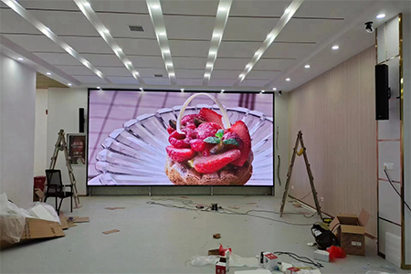 唯峰科技室內(nèi)P2.5顯示屏成功點(diǎn)亮武漢某會議室