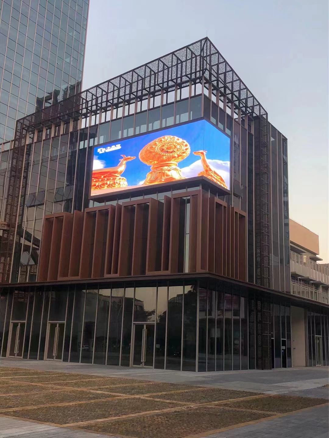 轉(zhuǎn)角不一定是愛(ài)，也有可能是led轉(zhuǎn)角顯示屏