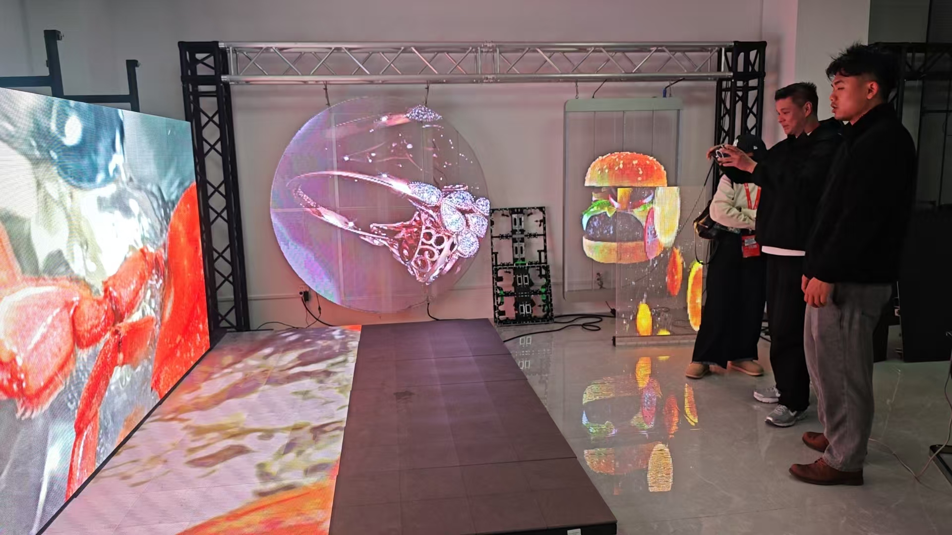 LED異形顯示屏在文旅項(xiàng)目的應(yīng)用都有哪些優(yōu)勢(shì)？